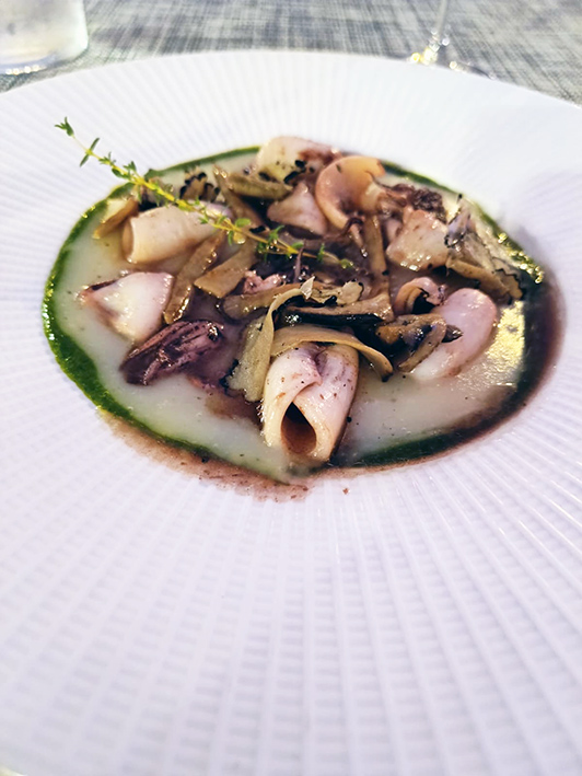 Calamaretti su crema di patate , funghi cardoncelli e tartufo nero ©beautytudine Calamaretti su crema di patate , funghi cardoncelli e tartufo nero ©beautytudine