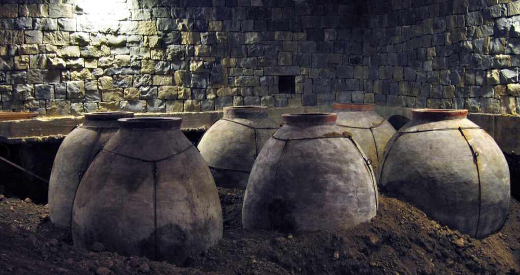 Questa immagine ha l'attributo alt vuoto; il nome del file è Gravner-interramento-anfore-foto-A.Barsanti-1024x541.jpeg