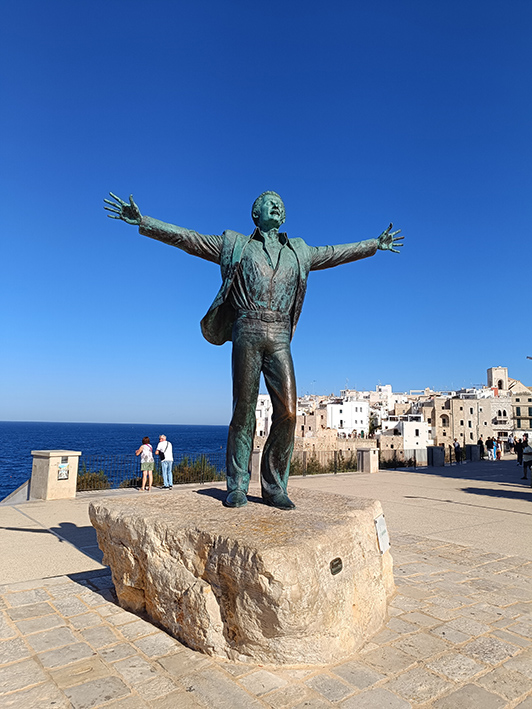 Statua di bronzo, Domenico Modugno - scultore argentino Hermann MejerPolignano al Mare ©beautytudine Statua di bronzo, Domenico Modugno - scultore argentino Hermann MejerPolignano al Mare ©beautytudine