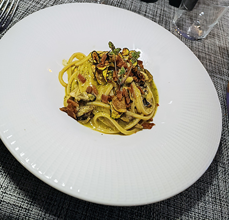 Spaghettone cozze, maggiorana, zucchine e bottarga di dentice ©beautytudine ©beautytudine Spaghettone cozze, maggiorana, zucchine e bottarga di dentice ©beautytudine ©beautytudine