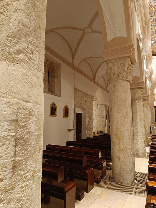 Viesta, Cattedrale romanica - scorcio interno ©beautytudine Viesta, Cattedrale romanica - scorcio interno ©beautytudine