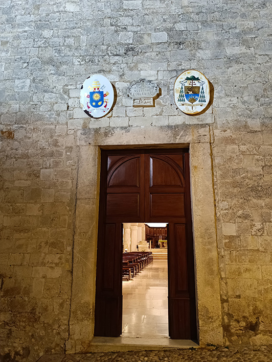 Viesta, Cattedrale romanica - entrata ©beautytudine Viesta, Cattedrale romanica - entrata ©beautytudine