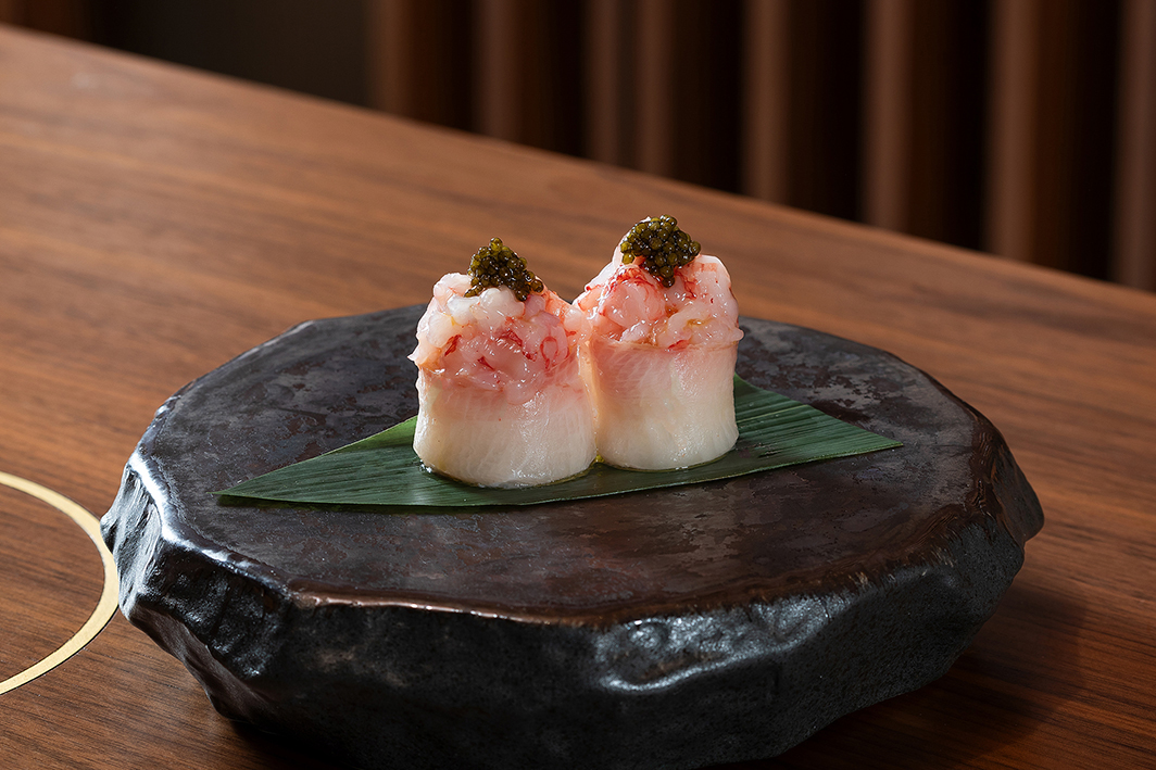 Gunkan, Ricciola e gambero rosso con caviale oscietra e Izu secret sauce_ Gunkan, Ricciola e gambero rosso con caviale oscietra e Izu secret sauce_