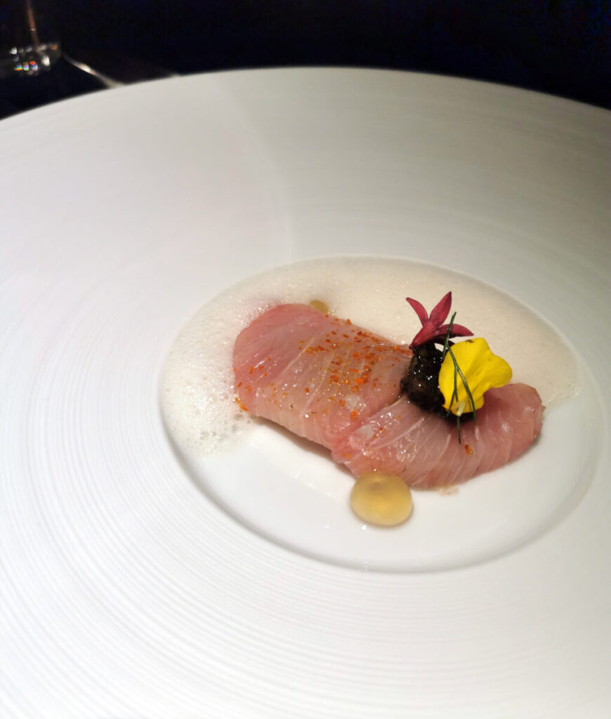 ricciola, in carpaccio, con aria di limone, crema di erbe amare e caviale ©Michela Brivio