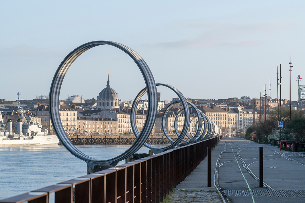 Daniel Buren et Patrick Bouchain, Les Anneaux, Quai des Antilles, Le Voyage à Nantes © Martin Argyroglo_LVAN, ADAGP
