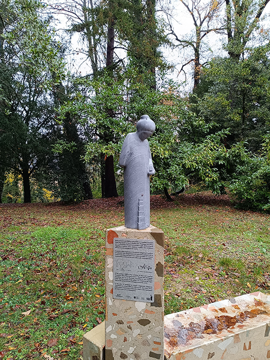 Villa Montesca Scultura dedicata a Maria Montessori @beautytudine Villa Montesca Scultura dedicata a Maria Montessori @beautytudine