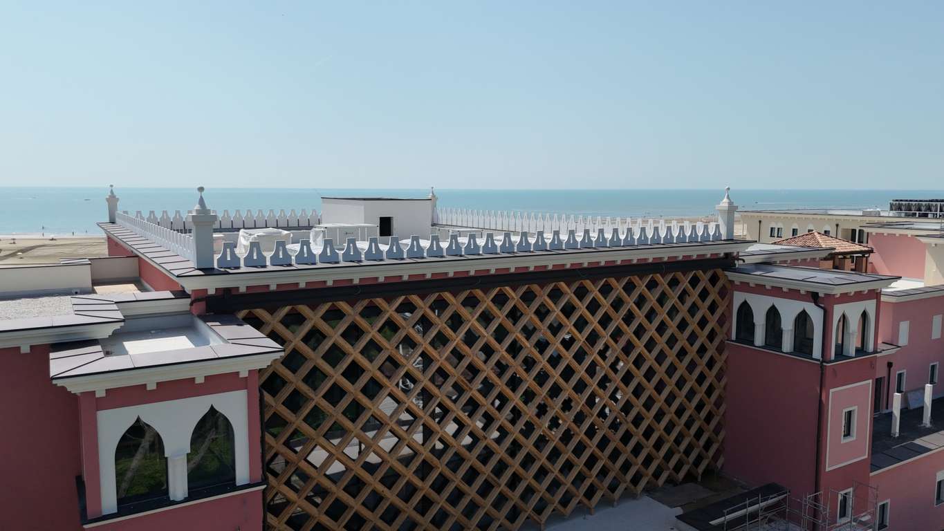 Dettaglio facciata lato mare – cantiere_low Dettaglio facciata lato mare – cantiere_low