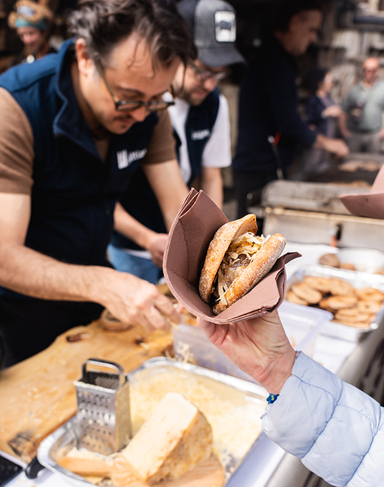 Tea da Memi, il talento di Alessandro Negrini e Lorenzo Cogo si esprime nello Yun e Yang, un hamburger di mortadella racchiuso in pane di segale con maionese di umeboshi di mirtillo ©Giovanni Levi Tea da Memi, il talento di Alessandro Negrini e Lorenzo Cogo si esprime nello Yun e Yang, un hamburger di mortadella racchiuso in pane di segale con maionese di umeboshi di mirtillo ©Giovanni Levi