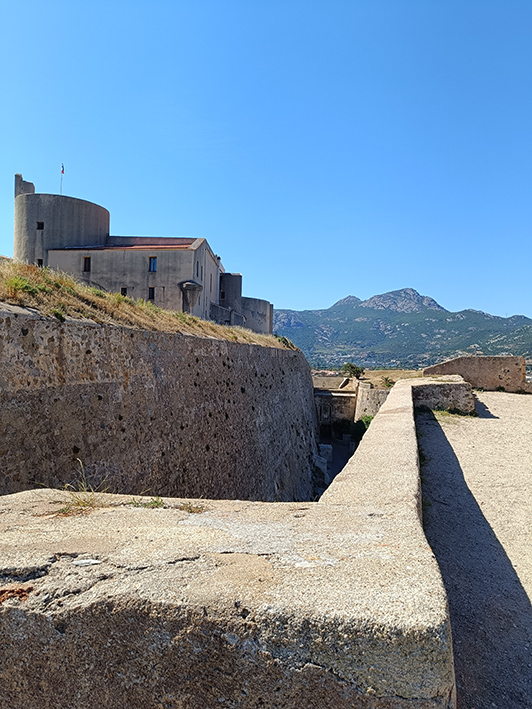 Calvi Cittadella scorci ©beautytudine