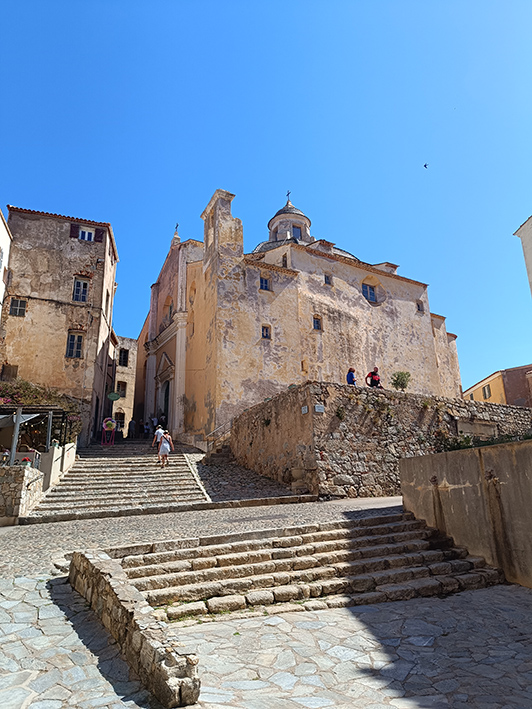 Calvi vista Cattedrale di San Giovanni Battista ©beautytudine