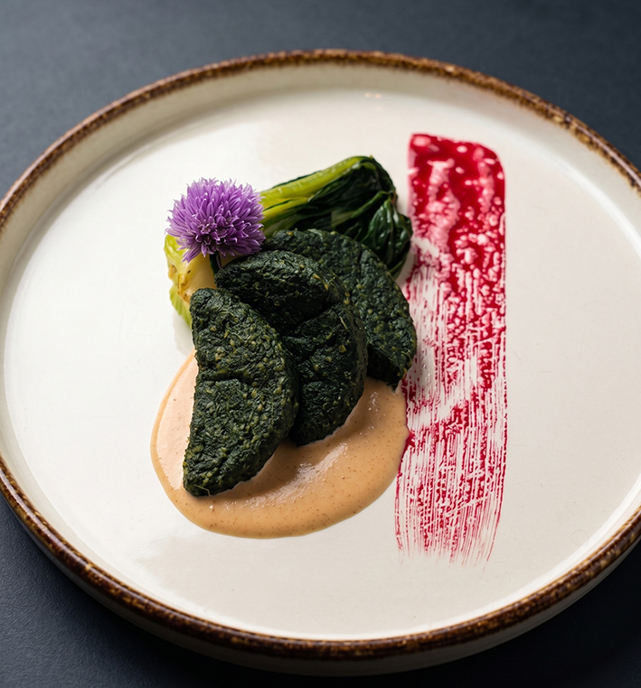 medaglione di ceci, ortica, miglio e mais, bilanciato da una crema di yogurt e mandorle con pak-choi brasato ©beautytudine medaglione di ceci, ortica, miglio e mais, bilanciato da una crema di yogurt e mandorle con pak-choi brasato ©beautytudine