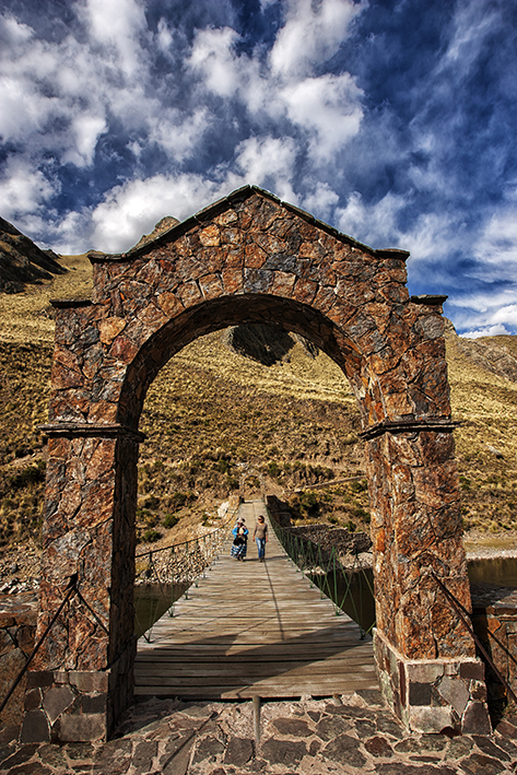 Ponte sospeso di Sibayo con abitante locale e turista, Sibayo, Valle del Colca, Arequipa ©️Julio Angulo PROMPERÚ