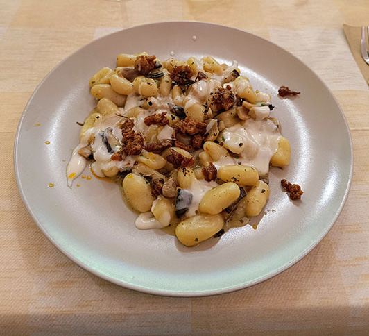 Cavatelli con caciocavallo podolico, funghi cardoncelli e salsiccia di fegato di maiale con erbe Cavatelli con caciocavallo podolico, funghi cardoncelli e salsiccia di fegato di maiale con erbe