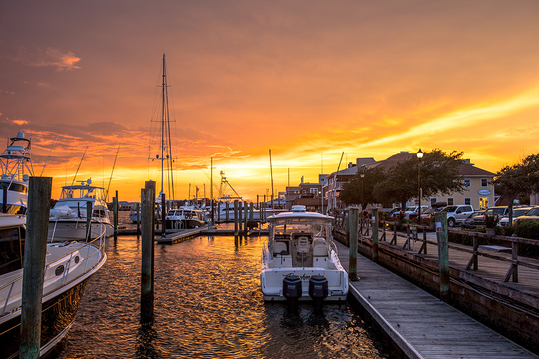 Tramonto nel centro di Beaufort sui moli lungo Taylor's Creek
